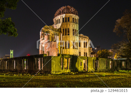 《広島県》原爆ドーム・平和記念公園の夜景 129461015