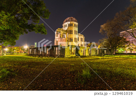 《広島県》原爆ドーム・平和記念公園の夜景 129461019