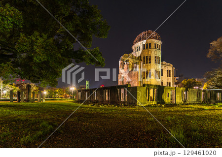 《広島県》原爆ドーム・平和記念公園の夜景 《広島県》原爆ドーム・平和記念公園の夜景 129461020