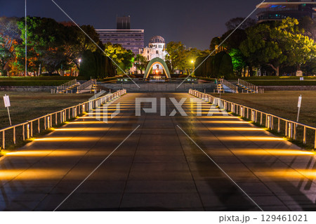 《広島県》原爆ドーム・平和記念公園の夜景 129461021