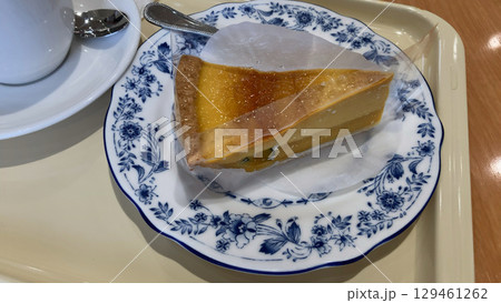 カフェのかぼちゃのプリンムース生地とタルトケーキ カフェのかぼちゃのプリンムース生地とタルトケーキ 129461262