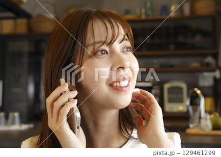 スマホで電話をする笑顔の女性 129461299