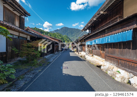 妻籠宿の町並み風景 129461574