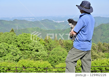 愛犬と秩父旅行　山頂からの眺望を楽しむ男性　ロングコートチワワ 129462226