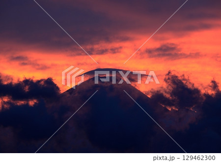 富士山と笠雲　山梨県南アルプス市丸山林道にて 129462300