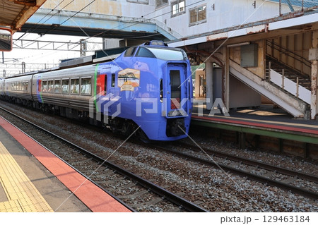 JR滝川駅のホームに入線する特急おおぞら JR滝川駅のホームに入線する特急おおぞら 129463184