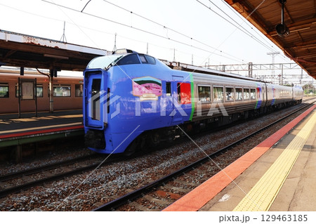 JR滝川駅のホームに入線する特急おおぞら JR滝川駅のホームに入線する特急おおぞら 129463185