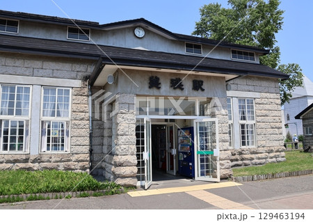 ファサードに美瑛軟石を用いたJR富良野線 美瑛駅 129463194