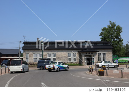 ファサードに美瑛軟石を用いたJR富良野線 美瑛駅 129463195