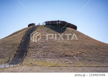 青空へ続く階段の丘 129463498