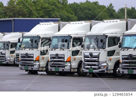 並んだトラック イメージ 並んだトラック イメージ 129463854