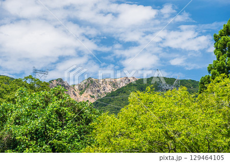 マキノ町の麓から望む野坂山地の景観 明王の禿 滋賀県高島市 マキノ町の麓から望む野坂山地の景観 明王の禿 滋賀県高島市 129464105