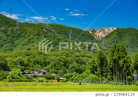 マキノ町の麓から望む野坂山地の景観 滋賀県高島市 マキノ町の麓から望む野坂山地の景観 滋賀県高島市 129464119