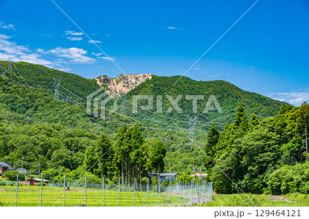 マキノ町の麓から望む野坂山地の景観 滋賀県高島市 マキノ町の麓から望む野坂山地の景観 滋賀県高島市 129464121