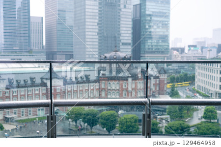 ガラス越しの東京駅前 129464958