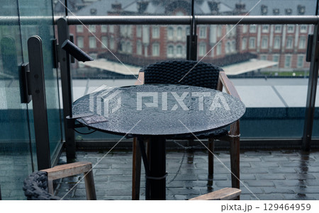 雨の中のカフェテラス 雨の中のカフェテラス 129464959