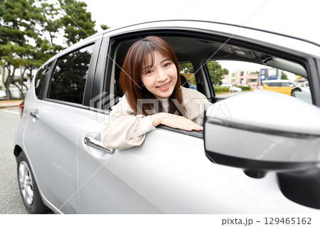笑顔で運転する若いアジア人女性の車内風景 笑顔で運転する若いアジア人女性の車内風景 129465162