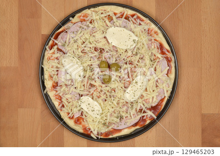 Unbaked pizza 129465203