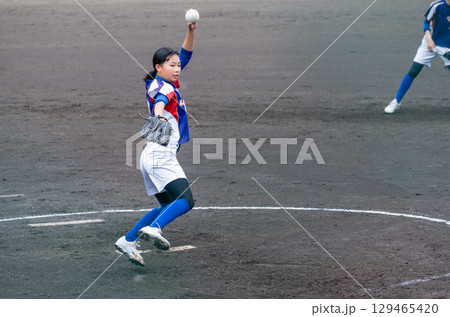 部活でソフトボールのピッチャーをする中学生の女子 129465420