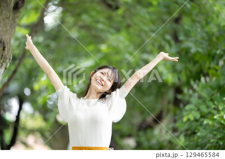 ストレッチをする女性	 129465584