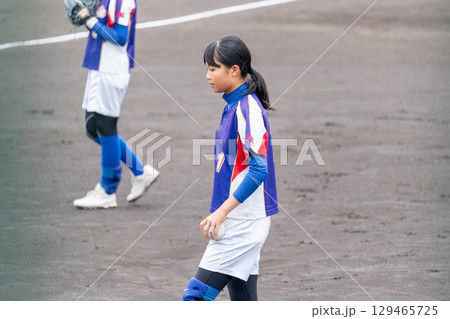 部活でソフトボールのピッチャーをする中学生の女子 部活でソフトボールのピッチャーをする中学生の女子 129465725