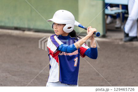 部活でソフトボールのバッターをする中学生の女子 129465726