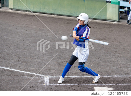 部活でソフトボールのバッターをする中学生の女子 部活でソフトボールのバッターをする中学生の女子 129465728