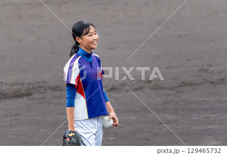 部活でソフトボールのピッチャーをする中学生の女子 129465732