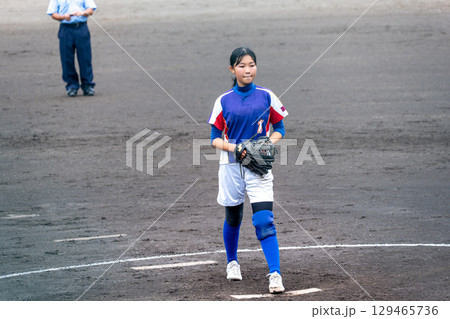 部活でソフトボールのピッチャーをする中学生の女子 部活でソフトボールのピッチャーをする中学生の女子 129465736