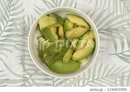 Bowl of sliced avocado Bowl of sliced avocado 129465999