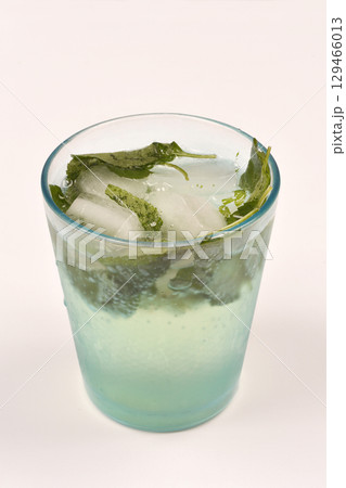 Drink with mint leaves 129466013