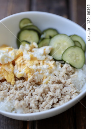 普段の日の簡単一人ごはん　鶏そぼろの3食丼 129466366