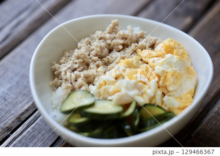 普段の日の簡単一人ごはん 鶏そぼろの3食丼 普段の日の簡単一人ごはん 鶏そぼろの3食丼 129466367