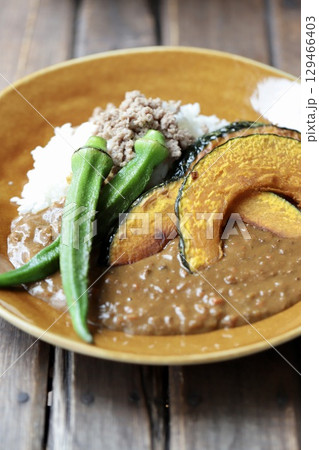 焼き野菜トッピングのキーマカレー　おうちカレー 129466403