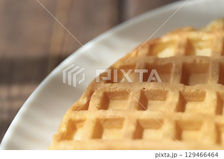 焼きたてサクサクのプレーンワッフル 129466464