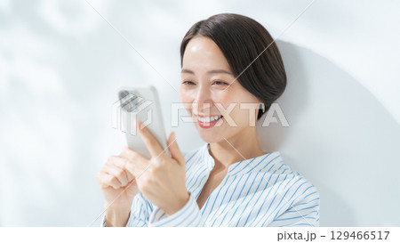 女性 スマートフォン スマホ 女性 スマートフォン スマホ 129466517