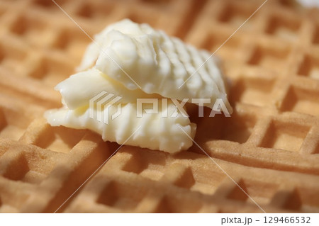 ワッフルの上に乗せたバター 129466532