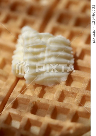 ワッフルの上に乗せたバター 129466533