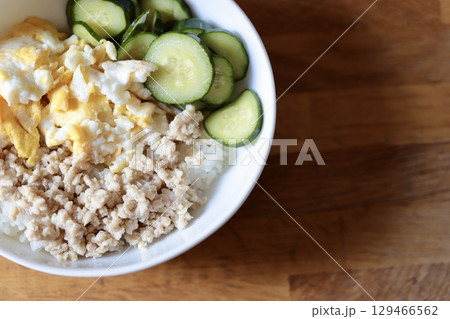 普段の日の簡単一人ごはん 鶏そぼろの3食丼 普段の日の簡単一人ごはん 鶏そぼろの3食丼 129466562