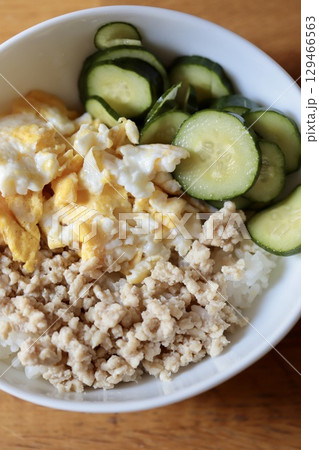 普段の日の簡単一人ごはん 鶏そぼろの3食丼 普段の日の簡単一人ごはん 鶏そぼろの3食丼 129466563