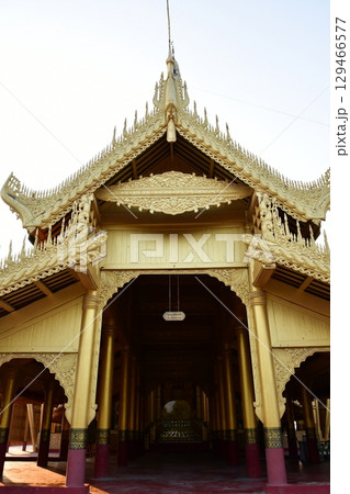 ミャンマー、マンダレー、旧王宮入口 129466577