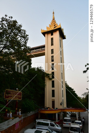 ミャンマー、マンダレー、マンダレーヒルへのエレベーター 129466579