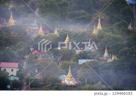 ミャンマー、マンダレー、マンダレーヒルからの眺め、林立する仏塔 ミャンマー、マンダレー、マンダレーヒルからの眺め、林立する仏塔 129466583