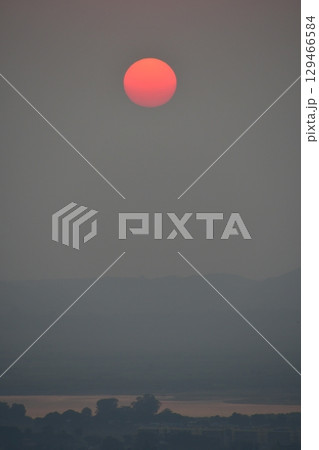 ミャンマー、マンダレー、マンダレーヒルの夕日 129466584