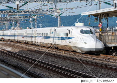 駅に入線してくる東海道山陽新幹線N700A 129466827