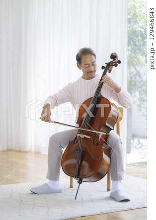 チェロを弾く60代の男性 チェロを弾く60代の男性 129466843
