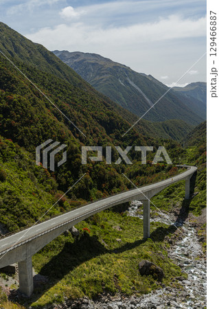 ニュージーランド　アーサーズ・パス国立公園にあるオティラ高架橋展望台からの風景 129466887