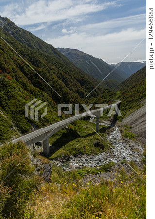 ニュージーランド　アーサーズ・パス国立公園にあるオティラ高架橋展望台からの風景 129466888