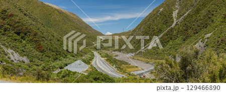 ニュージーランド　カンタベリー地方のアーサーズ・パス国立公園にあるオティラ高架橋展望台からの風景 129466890