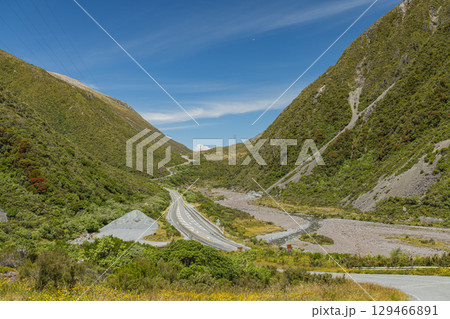 ニュージーランド　カンタベリー地方のアーサーズ・パス国立公園にあるオティラ高架橋展望台からの風景 129466891